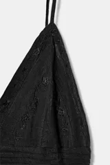 Vestido corto blanco con escote en pico y tirantes finos. Detalle de bordados combinados a tono en el escote y el ruedo.