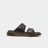 Sandalias Dr. Martens Josef Analine de cuero negro con dos tiras ajustables con hebilla metálica, plantilla de gamuza y suela acanalada con las características costuras amarillas de la marca.
