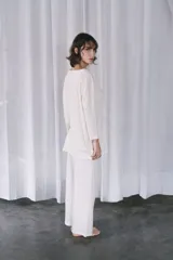 Pijama de fibras naturales de cáñamo y algodón orgánico, compuesto por una remera oversize de manga larga con escote redondo amplio y calce relajado.