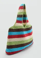 Bolso tipo shopper tejido en fibra natural con diseño de rayas horizontales multicolores. Cuenta con doble asa de hombro y estructura amplia sin cierre.