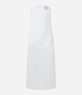 Vestido midi blanco sin breteles, confeccionado en bengalina. Presenta detalle de hebilla plateada en el busto y abertura en la parte trasera.
