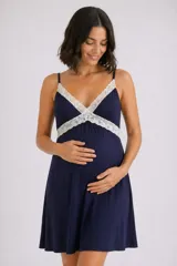 Camisón maternal de algodón color beige, con tirantes finos regulables y detalles de encaje blanco en el escote.