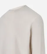 Pijama masculino de dos piezas confeccionado en tejido fleece texturizado. Incluye una remera de manga larga con cuello redondo y puños ajustados, y un pantalón tipo jogger con cintura elástica, cordón de ajuste y bolsillos laterales.