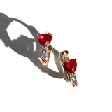 Par de aros dorados con forma de argolla con bisagra, con mini cristales y cristal en forma de corazón color rojo. Detalle de cristalitos en celeste y naranja.