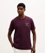 Remera de algodón color bordó, de manga corta, cuello redondo y calce comfort, con pequeño estampado tipográfico en el pecho.