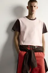 Camiseta de corte regular fit en color rosado, con cuello redondo y mangas cortas en color marrón oscuro a contraste.