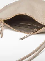 Bandolera color beige con textura craquelada, un compartimento con cierre de cremallera y bolsillo interior con cierre. Asa larga tubular y logo grabado.