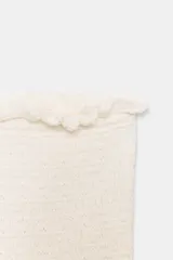 Top corto tipo palabra de honor en color blanco, con escote recto y hombros descubiertos. Presenta un diseño elástico con acabados en ondas en los bordes superior e inferior.