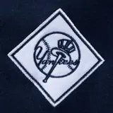 Canguro azul marino con capucha y cordones ajustables. Estampado frontal con el nombre "Yankees" en color blanco. Logo del equipo en la manga izquierda. Bolsillo tipo canguro y puños y cintura acanalados.