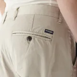 Pantalón chino Wrangler de corte slim fit, color beige, confeccionado en algodón y elastano.