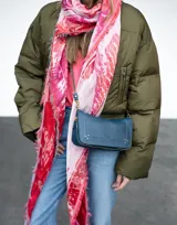 Campera bomber verde militar con cierre frontal y diseño acolchado.