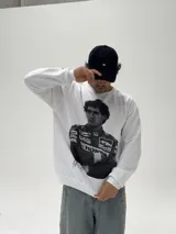 Buzo de cuello redondo color blanco, con estampa fotográfica frontal de Ayrton Senna con su traje de piloto de Fórmula 1.