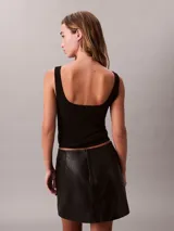 Musculosa negra Calvin Klein de tejido acanalado y corte slim, con escote redondo amplio, tirantes anchos y logo de la marca bordado en el pecho.