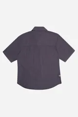 Camisa verde militar de manga corta con corte boxy y cuello clásico.