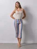 Pantalón capri de gabardina elastizada estampada, marca Zac & Rachel, con pretina ancha elastizada.