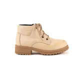 Botita de cuero color beige, con diseño acordonado, cuello acolchado y suela de goma dentada con taco bajo.