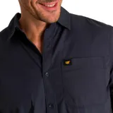 Camisa de hombre Caterpillar, modelo Foundation Convertible, color azul oscuro. De manga larga convertible, con bolsillo en el pecho y logo de la marca. Confeccionada en popelina.