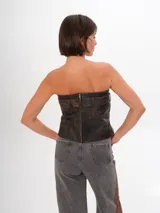 Top strapless de cuero marrón con hebilla plateada y ojales.