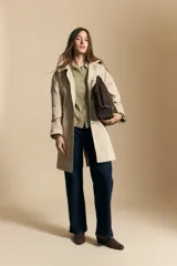 Camisa de manga larga color celeste, con cuello clásico, cierre frontal con botones y puños elastizados con volados. Presenta un diseño fluido con detalle de vainilla en la espalda.