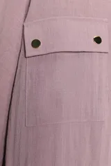 Chaqueta corta marrón de cuello solapa y manga remangada por debajo del codo. Presenta bolsillos delanteros de plastrón con solapa, bajo ajustable con cordón interior y cierre frontal con botones.