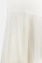 Vestido largo color blanco de algodón, con escote redondo, tirantes anchos y bajo asimétrico con godets.