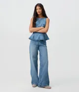 Pantalón de jean de corte wide leg, tiro medio y lavado azul claro, confeccionado en algodón con bolsillos funcionales.