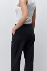 Pantalón de vestir tiro alto wide leg negro, con silueta amplia, bolsillos laterales funcionales y bolsillos traseros de vivo, confeccionado en algodón.