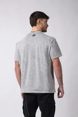 Remera de algodón con efecto gastado y acabado vintage, de corte semi oversize y cuello redondo.