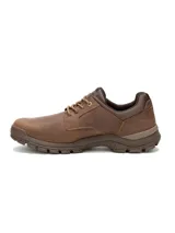 Zapato Caterpillar modelo Threshold Low, color marrón, de cuero con cordones, suela de goma con tracción y logo CAT en el lateral.
