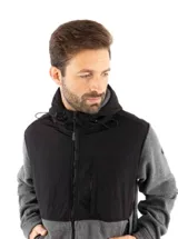 Campera de polar Kevingston modelo Jammer, con diseño combinado en color negro y gris. Presenta capucha ajustable con cordones, cierre frontal completo y panel frontal de microfibra resistente al agua.