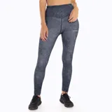 Calza deportiva de tiro medio con estampado camuflado en tonos azules y grises. Presenta un ajuste ceñido al cuerpo, costuras reforzadas y el logo de la marca estampado en la pierna izquierda.