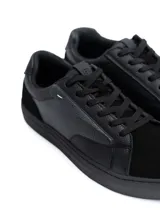 Championes Milán de diseño clásico, confeccionados en ecocuero marrón con detalles en ecogamuza en la puntera y talón, suela de goma blanca y cordones beige.