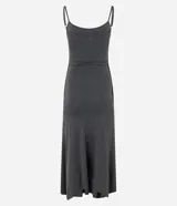 Vestido midi de viscosa color gris oscuro, con tirantes finos, escote redondo, diseño ajustado con drapeados laterales en el torso y falda asimétrica con bajo en puntas.