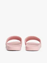 Ojotas tipo slide color rosa pálido, con pala ancha que presenta un patrón de monograma TH en relieve. Cuentan con una pequeña insignia metálica dorada del monograma TH en la tira y el logo de Tommy Hilfiger en relieve en la entresuela.