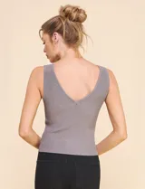 Musculosa gris de lurex con escote en V en la parte delantera y trasera.