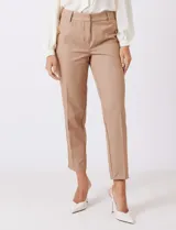 Pantalón de gabardina ligera marca Zac & Rachel, de corte slim fit y largo al tobillo. Presenta tiro medio-alto con pretina anatómica, cierre frontal con gancho sastrero oculto, bolsillos funcionales y nervadura central marcada que estiliza la pierna.