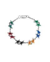 Pulsera de cadena de eslabones plateados con dijes en forma de estrellas con efecto derretido y esmaltado en colores variados.
