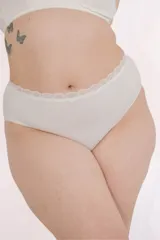 Bikini de tiro alto confeccionada en algodón elastizado de color blanco, con detalle de delicada puntilla en la cintura.