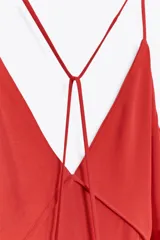 Vestido largo rojo de viscosa y lyocell, con escote pico y tirantes finos cruzados en la espalda.