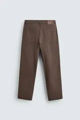 Jeans straight fit de corte recto y tiro medio, confeccionados en denim de algodón con lavado en color gris. Cuenta con cinco bolsillos y cierre frontal con cremallera y botón.