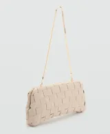 Bolso tipo clutch rectangular de diseño trenzado en color beige, con estructura rígida y cierre superior.