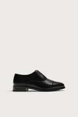 Zapato de vestir tipo oxford color negro, con horma redonda, cordones y suela con ligero tacón.