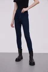 Calza de jean azul oscuro, corte skinny y tiro alto.