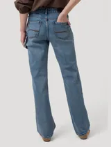 Pantalón de jean tiro alto y pierna recta, confeccionado en denim azul. Presenta diseño clásico estilo carpintero con trabilla lateral para herramientas y bolsillos diagonales.