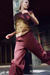 Pantalón bordó de tiro medio, confeccionado en mezcla de viscosa y lino, con pernera recta y amplia, y detalle de doble cintura ajustable con lazadas.