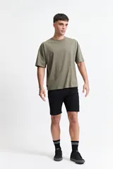 Remera de manga corta con corte boxy, cuello redondo y hombros caídos. Confeccionada en algodón, presenta un diseño holgado y recto.