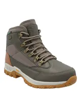 Botín de trekking color verde oliva con detalles en marrón. Cuenta con tecnología DryTech, suela Vibram, ajuste con cordones, taco de 4 cm y caña de 9 cm.