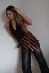 Faja de cuero con pelo animal print, ajustable con hebilla metálica.