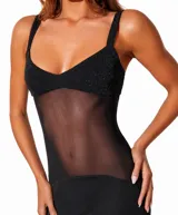 Vestido largo negro con diseño cut-out en la cintura, confeccionado con un panel central de malla transparente y cuerpo superior con acabado brillante.
