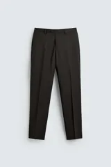 Pantalón de traje regular fit confeccionado en tejido de lana. Presenta bolsillos frontales, bolsillos traseros de vivo con botón y cierre frontal con cremallera y botón.